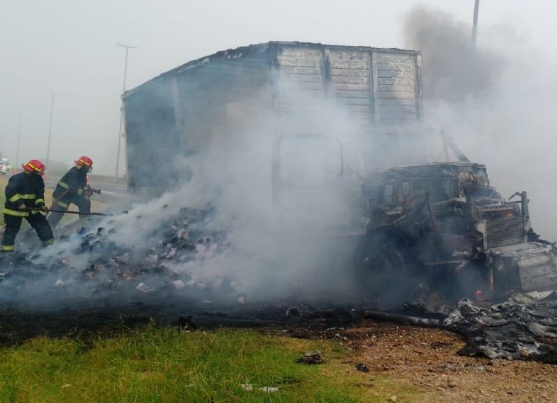 Según informaron desde la División Zona Sur del Departamento Autopistas, el foco ígneo se originó en el rodado por causas que aún se intentan establecer.