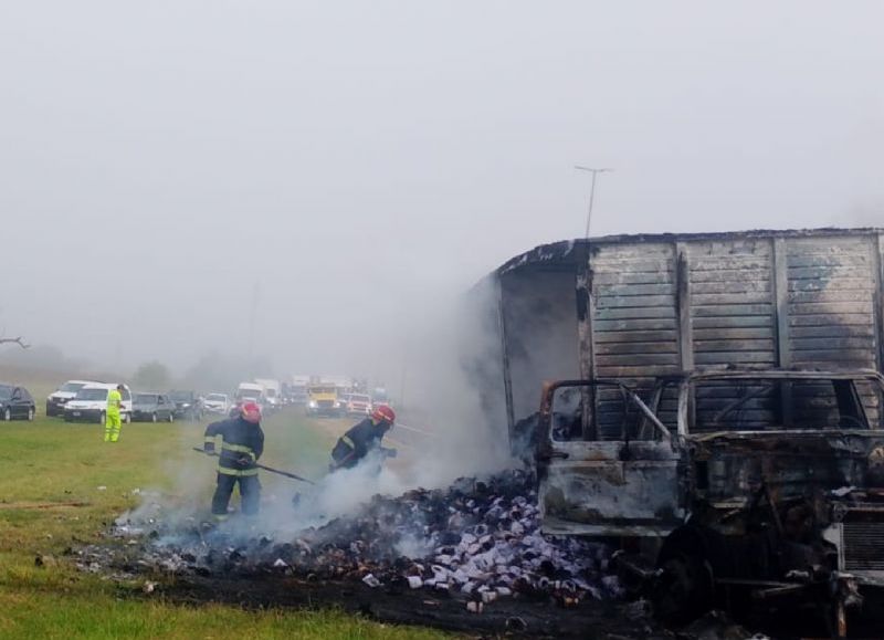 De acuerdo al parte oficial, el humo generado por el incendio no afectó la visibilidad sobre la traza, lo que permitió que la circulación vehicular continuara sin mayores complicaciones.