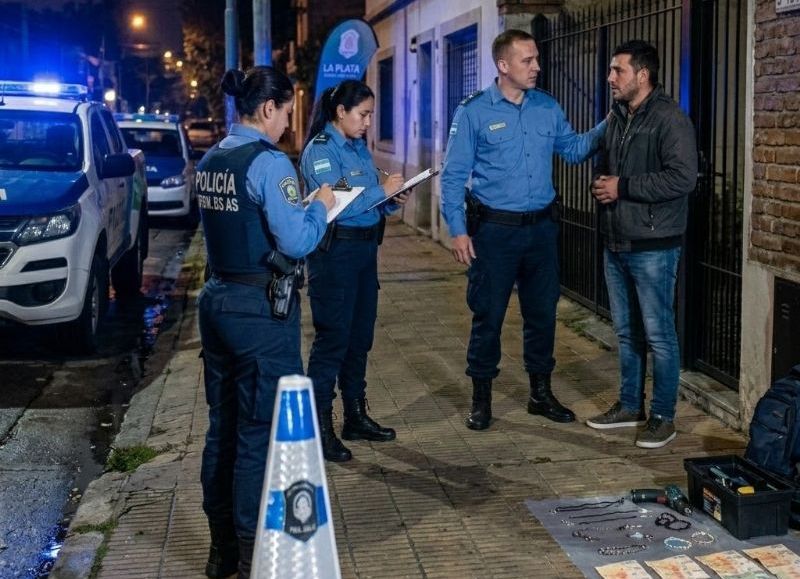 aEl ladrón sorprendió a la víctima mientras dormía y lo amenazó con una cuchilla para robarle, pero la rápida intervención policial permitió detener a dos sospechosos y recuperar las pertenencias sustraídas. (Foto: Gemini-IA)