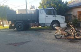 Grave accidente en San Carlos: un joven motociclista pelea por su vida tras chocar contra un camión estacionado